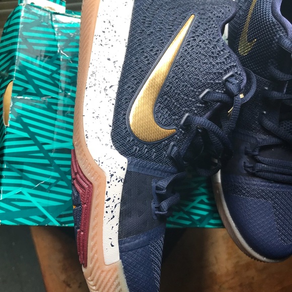 NEW KYRIE  5.5Y - Picture 3 of 7